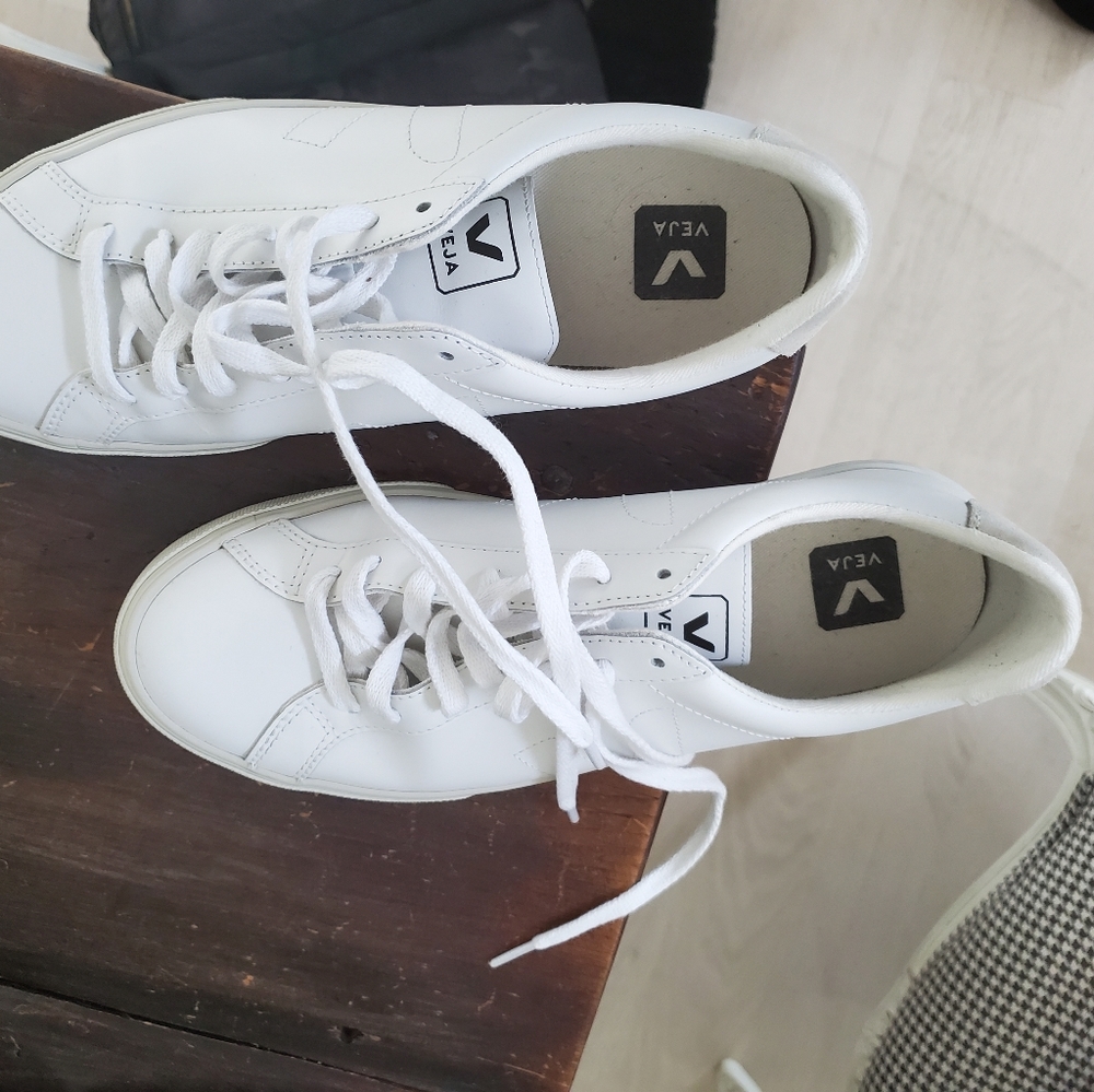 Whit tennis shoes